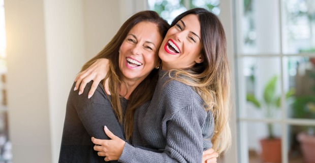 Mutter und Tochter umarmen sich | Credit: iStock.com/AaronAmat