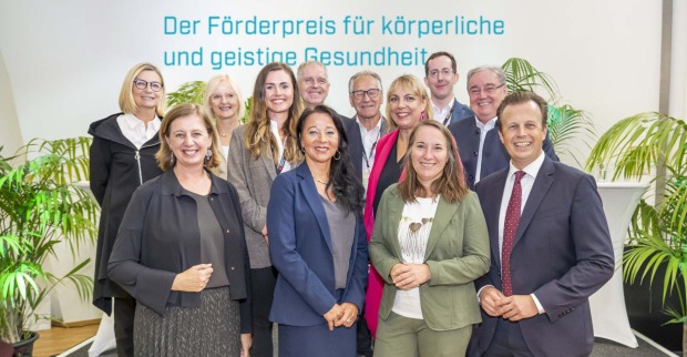 Mehrere Menschen lächeln in die Kamera