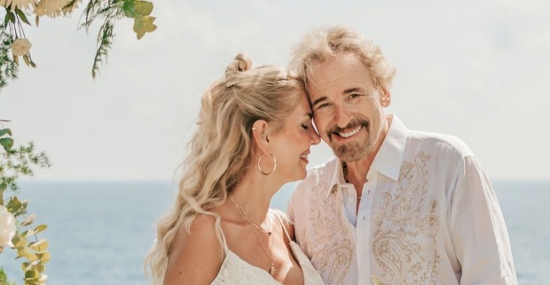 Ganz in weiß haben Gottschalk und Mroß an der Küste Ibizas geheiratet.