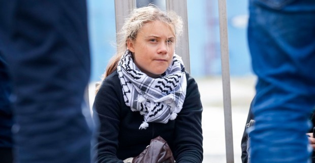 Die Klimaaktivistin Greta Thunberg bei einem Protest sitzend