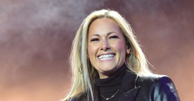 Helene Fischer lacht auf der Bühne.