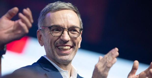 FPÖ-Chef Herbert Kickl fröhlich lachend bei einer Wahlkampfveranstaltung seiner Partei