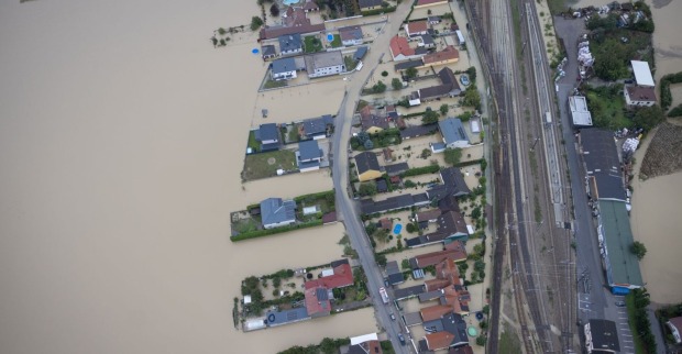 Luftaufnahme: eine Ortschaft in Niederösterreich steht vollständig unter Wasser, Häuser und einzelne Straßen ragen noch aus den schlammigen Fluten