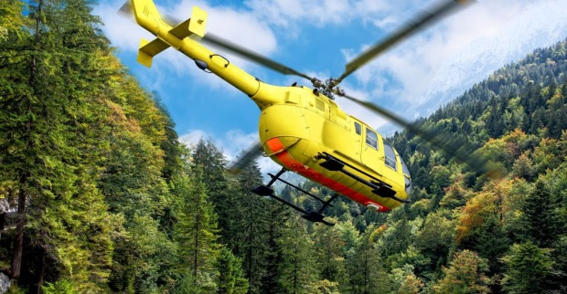 Hubschrauber der Rettung in einem Wald