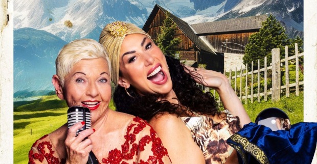 Jazz Gitti und Carmen lachen in die Kamera.
