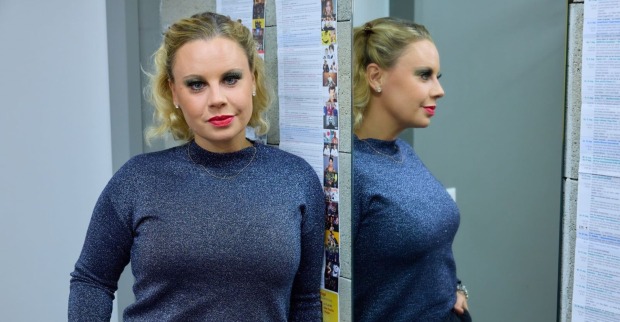 Katharina Straßer steht neben einem Spiegel.