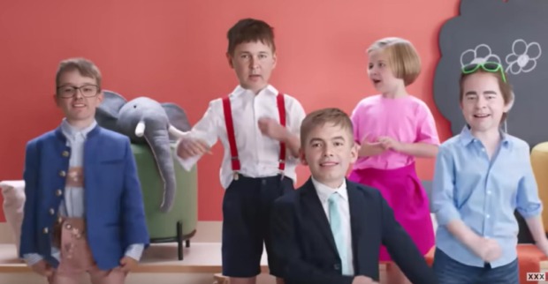 Die Parteichefs persifliert als Kindergartenkinder, Screenshot aus dem Video von XXXLutz
