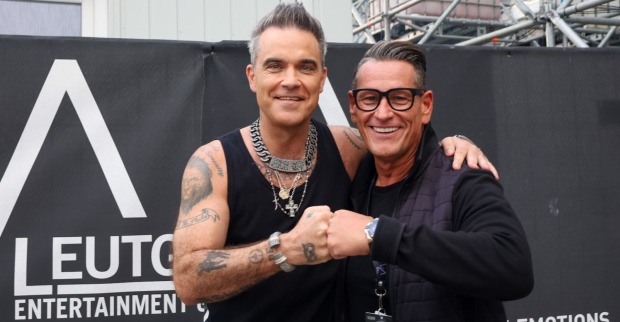 Klaus Leutgeb mit Robbie Williams im Jahr 2022.