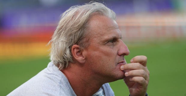 Markus Schopp sitzt auf der Trainerbank und starrt auf das Spielfeld