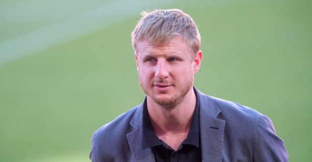Martin Hinteregger auf Spielfeld im Sakko