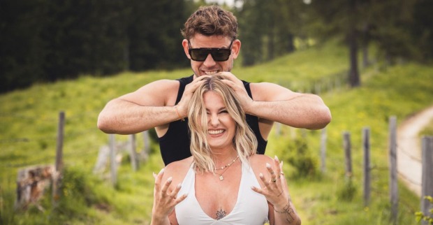 Max Weißenböck greift auf  Selina Hagers Kopf.