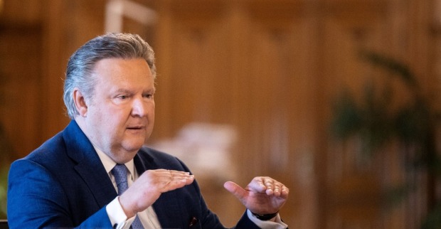 Michael Ludwig sitzt hinter einem Schreibtisch