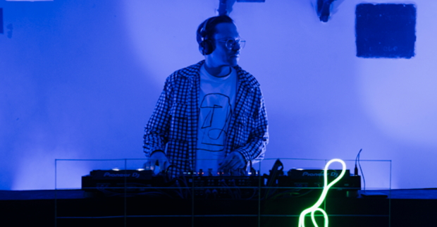 DJ am Pult in der Ottakringer Brauerei