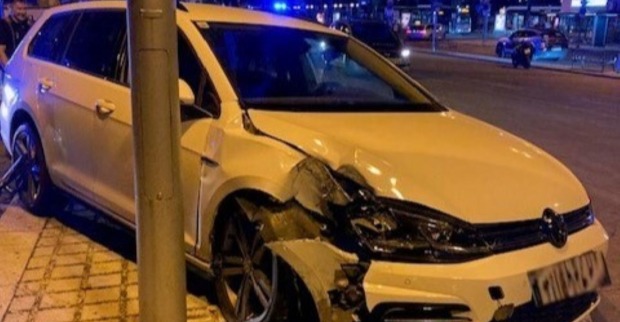 Weißer VW, welcher gegen eine Laterne geknallt ist