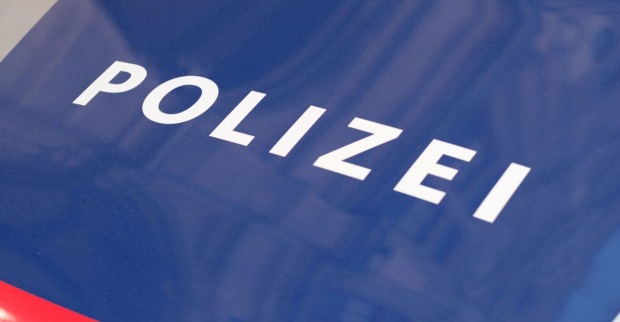 Motorhaube eines Polizeiwagens mit Schriftzug