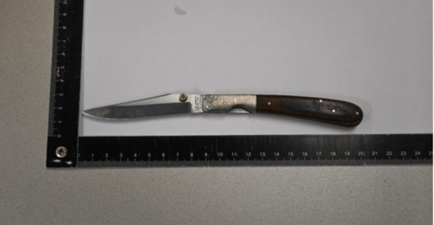 Messer liegt mit Linealen auf einem Tisch
