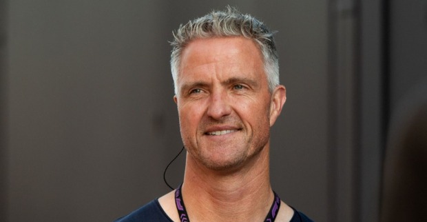 Ralf Schumacher lächelt und blickt nach rechts.