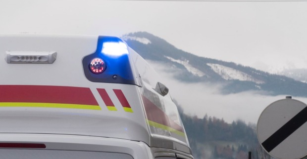 Rettungswagen mit Berg im Hintergrund