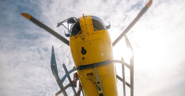 Gelber Rettungshubschrauber bei der Landung