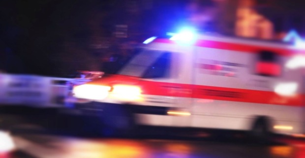Rettungswagen fährt in der Dunkelheit