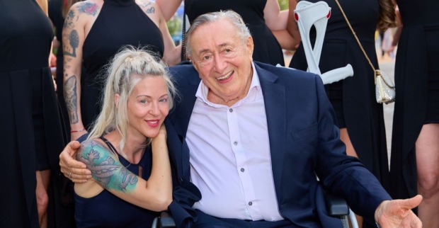 Simone Lugner schmiegt sich an Richard Lugner.