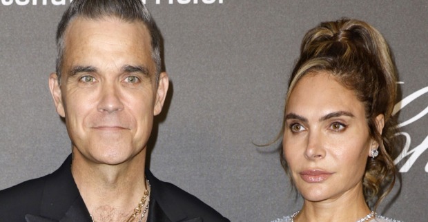 Robbie Williams und seine Frau Ayda Field mit ernstem Gesichtsausdruck.
