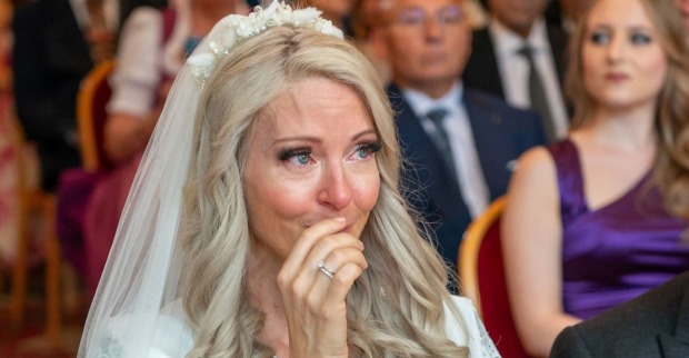 Simone Lugner weint im Brautkleid mit Schleier.