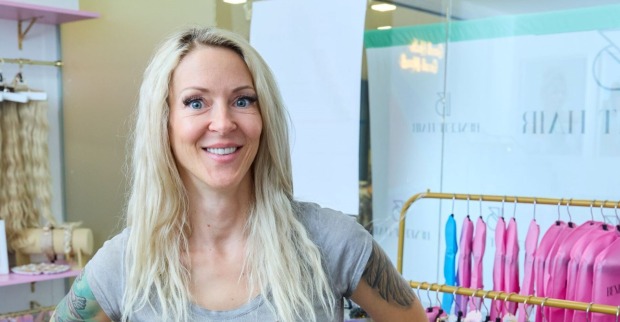 Simone Lugner lächelt in die Kamera.