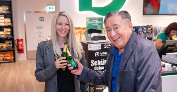 Simone und Richard Lugner stoßen mit Sektflaschen an.
