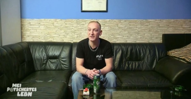TWM-Patrick sitzt auf einer grünen Couch.