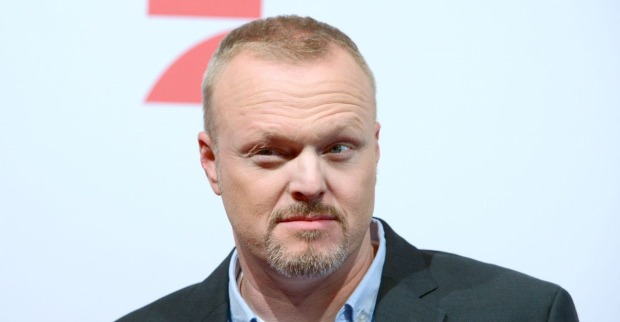 Stefan Raab steht vor einer Prosieben-Leinwand.