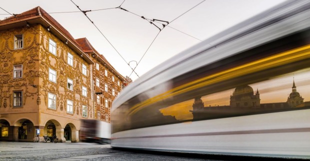 Fahrende Straßenbahn in Graz