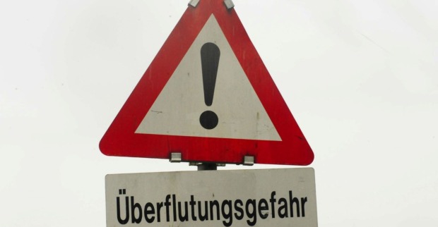 Verkehrsschild Überflutungsgefahr