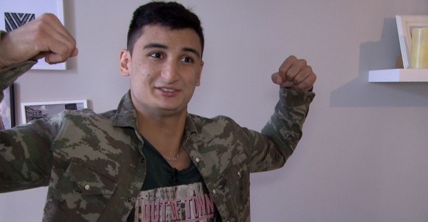 Sayed von ATV-Tinderreisen spannt seinen Bizeps an.