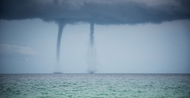 Zwei Tornados auf dem offenen Meer.