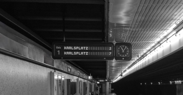 U-Bahn Stationsanzeige mit Abbildung Karlsplatz