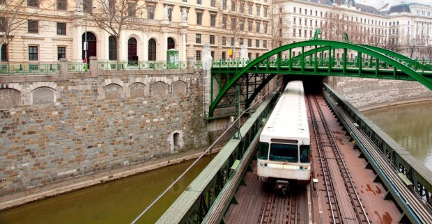 U4 fährt zwischen Schwedenplatz und Stadtpark über den Wienfluss