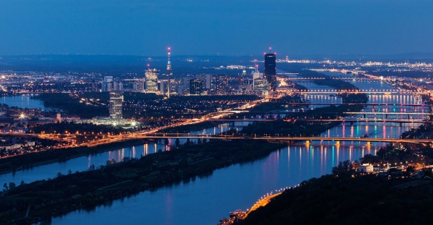 Skyline von Wien bei Nacht | Credit: iStock.com/benkrut