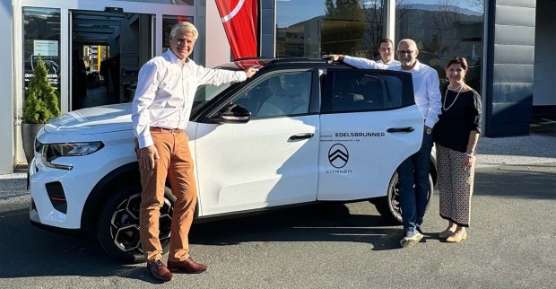 Verkaufsleiter Christian Eibisberger, die beiden Edelsbrunner Geschäftsführer Klaus Edelsbrunner und Renate Zink-Edelsbrunner, Daniel Vogrin (hinten) vor dem brandneuen Citroen