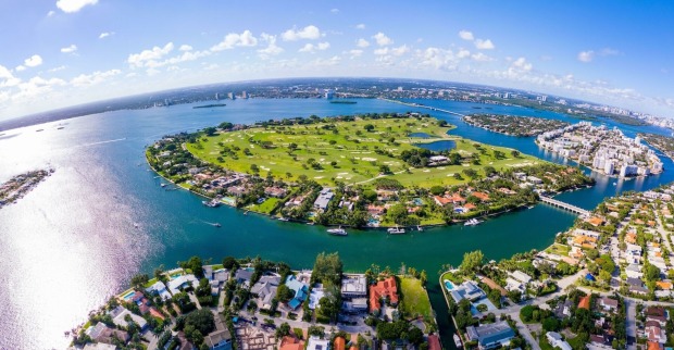 Insel mit Park und Häusern, drumherum Meer und darüber Himmel