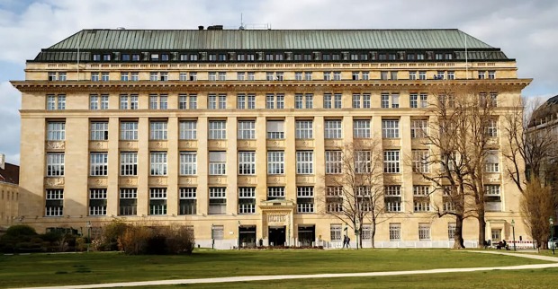 Fassade mit Grünanlage davor