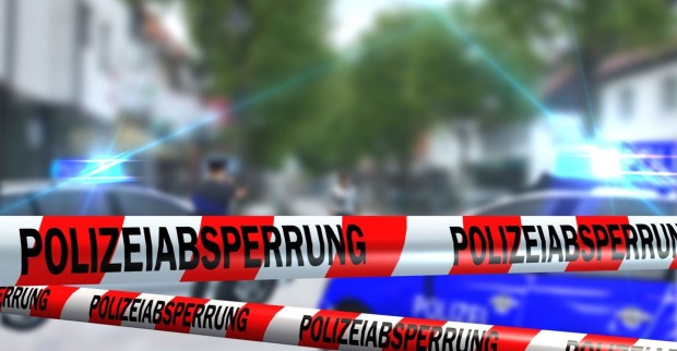 Blaulicht und Polizeisperre.