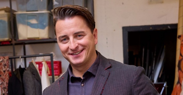 Andreas Gabalier lächelt in die Kamera.