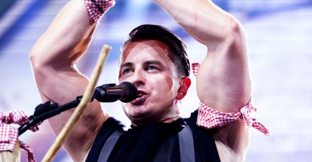 Andreas Gabalier singt in ein Mikrophon.
