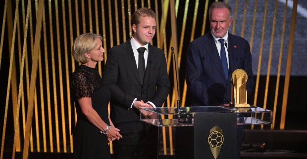 Auf der Bühne: Witwe Heidi Beckenbauer mit Sohn Joel und Ex-Bayern-Boss Karl-Heinz Rummenigge.
