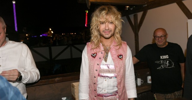 Bill Kaulitz lächelt in die Kamera
