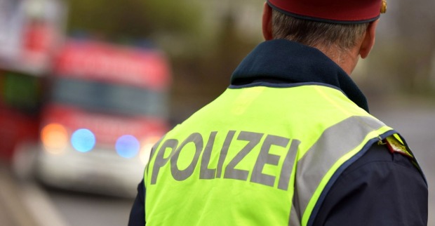 Polizist vor Feuerwehrauto
