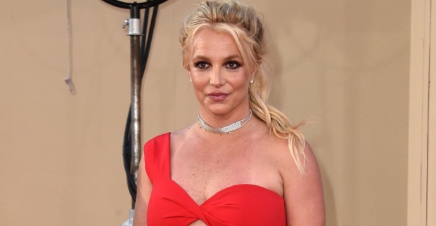 Britney Spears lächelt.