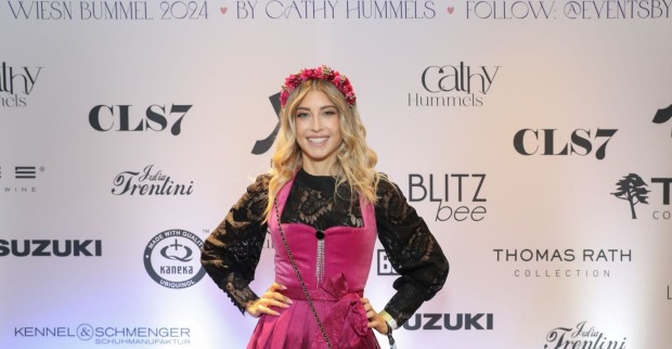 Cathy Hummels posiert mit Blumenkranz im Haar.