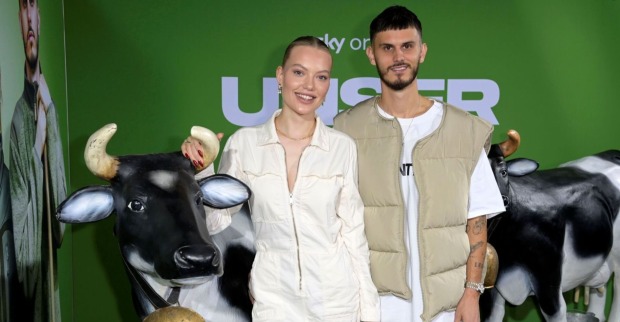 Cheyenne und Nino posieren mit einer Kuh-Statue